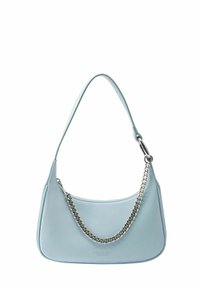 Borsa a tracolla in ecopelle azzurro chiaro con forma curvata, una tracolla in catena argentata metallica e una superficie liscia. Presenta un dettaglio del logo sul davanti.