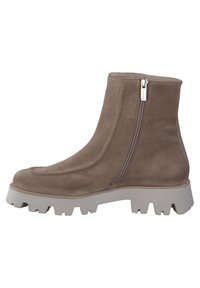 Suede kotníková bota v taupe s bočním zipem, silnou bílou gumovou podrážkou, zaoblenou špičkou a jemným prošíváním podél svršku.