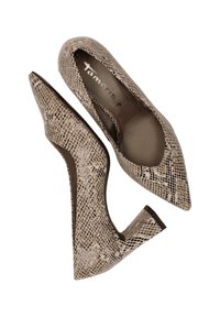 Beige hoge hakken met een gestructureerd slangenprintdesign, een spitse neus en een gematigde blokhak. Merkennaam "Tamaris" zichtbaar aan de binnenkant.