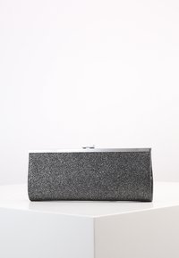 Borsa a pochette nera glitter con chiusura in metallo argento, di forma rettangolare, superficie texturizzata e bordi lisci. Ideale per uso serale.