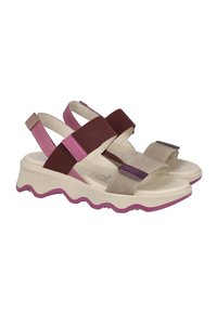 Sandalias con tiras que cuentan con una plantilla beige, bandas elásticas en burdeos y púrpura metálico, y una suela con patrón de olas y acentos en rosa.