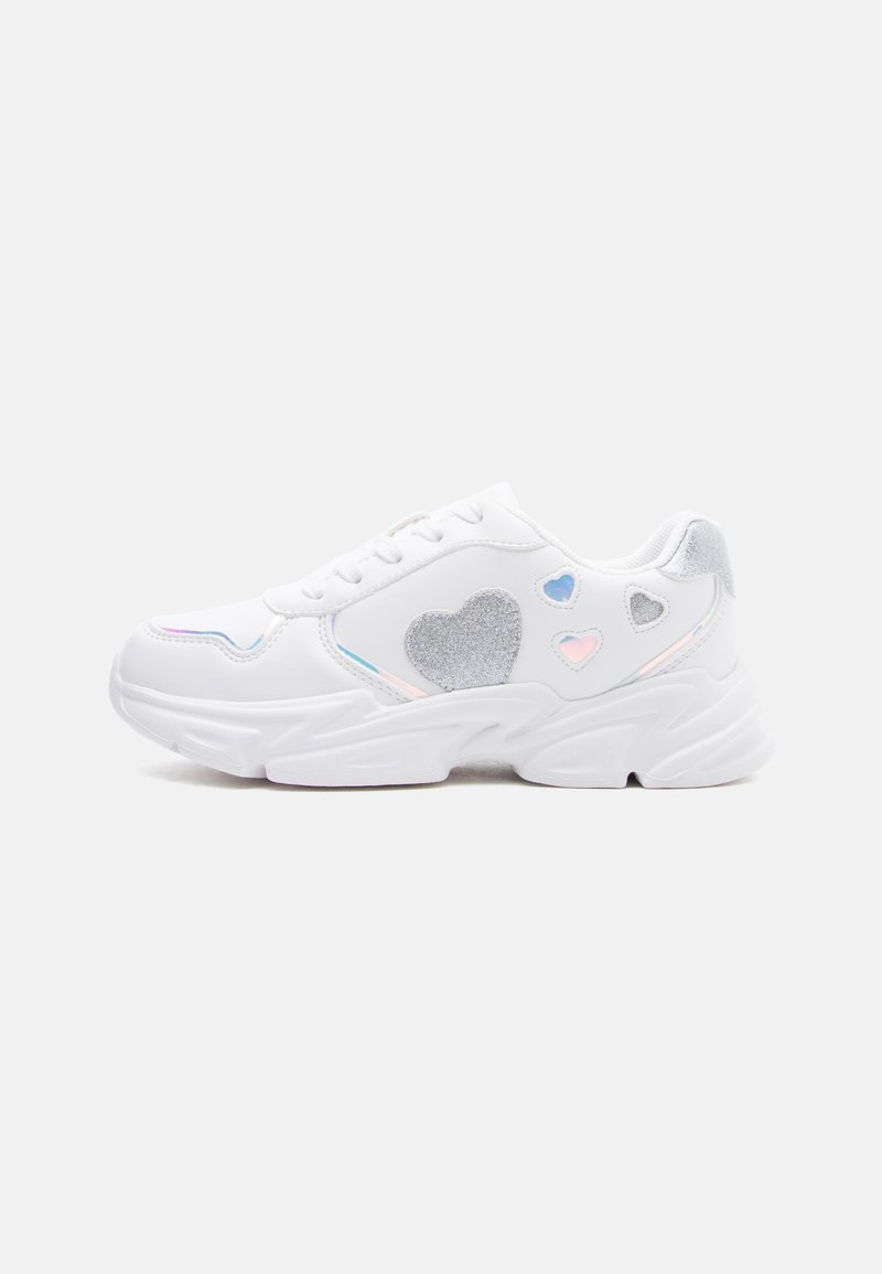 Baskets blanches épaisses avec des motifs de cœurs argentés scintillants et irisés sur le côté, lacets blancs, et semelle épaisse.