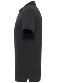 Czarna koszulka polo wykonana z bawełny, z kołnierzykiem, krótkimi rękawami i prostym krojem z bocznymi rozcięciami u dołu.