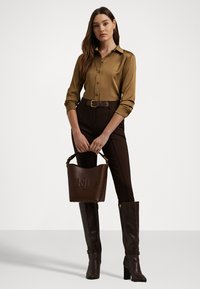 Lauren Ralph Lauren CLASSIC FIT SATIN CHARMEUSE SHIRT - Blusa com botões - honey tan