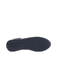 Suola di sneaker, materiale in gomma, superficie testurizzata con un motivo a spina di pesce, prevalentemente blu scuro, bordi leggermente rialzati per una migliore presa.