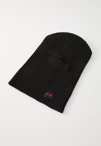 Gorro de punto negro con textura acanalada y doblez en el puño. Presenta una pequeña etiqueta roja de "HUGO" en el lateral.