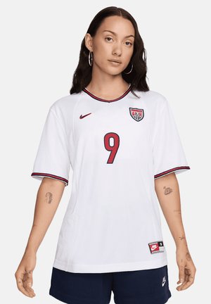 Maillot de football Nike blanc avec manches courtes, accents rouges et bleus, col rond et le numéro 9 imprimé à l'avant.