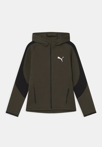 Hættetrøje med lynlås i mørk olivengrøn og sort, med et hvidt logo, sidelommer og kontrastpaneler på ærmerne. Blød tekstur.