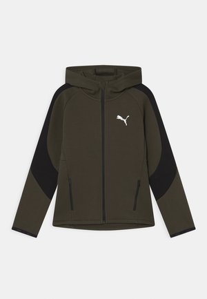 Kapuzensweatjacke in Dunkelolivgrün und Schwarz, mit einem weißen Logo, seitlichen Taschen und Kontrastpanelen an den Ärmeln. Weicher Textur.