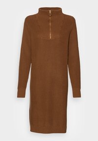 Vestido de punto marrón con cuello alto y frente con cremallera, con textura acanalada y mangas largas. Destacado con herrajes de cremallera dorados.