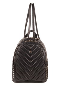 Musta tikattu nahkainen reppu, jossa on viistokuvio, kaksi vetoketjua ja hopeinen ketjuaksentti sivulla. Pehmustetut olkahihnat ovat mukana.