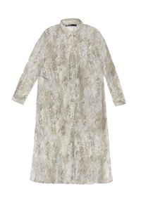 Camisa larga de botones en color gris claro y beige con una tela texturada y estampada que se asemeja a escamas. Presenta un cuello tradicional y mangas largas.