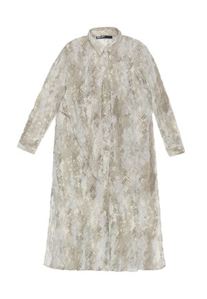 Lange button-up shirt in een lichtgrijze en beige kleur met een getextureerde, patroon stof die lijkt op schubben. Heeft een traditionele kraag en lange mouwen.