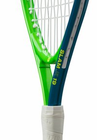 Junior-Tennisschläger mit grünem Rahmen und blauem Schaft, ausgestattet mit einem weißen Besaitungsfeld und einem strukturierten weißen Griff mit Branding-Details.