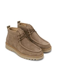Stivali alla caviglia in suede marrone con punta rotonda, suola in gomma a contrasto, design con lacci e la linguetta posteriore per un facile indossamento.