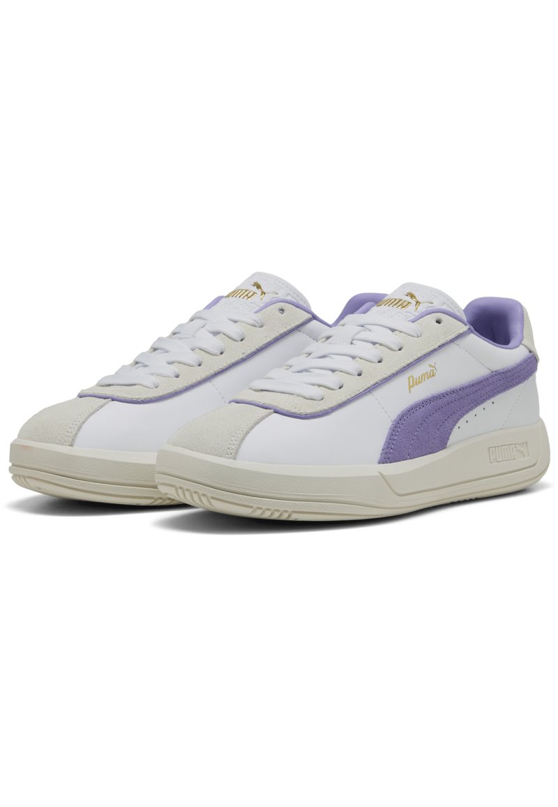 Weiße Sneakers mit einem glatten Lederoberteil und Akzenten aus Lavendel-Suede, strukturiertem Zehenbereich und einer cremefarbenen Gummisohle. Goldenes Logo-Detail vorhanden.