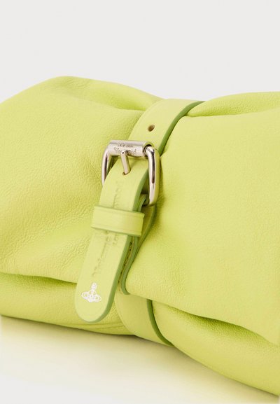 Μαλακό lime πράσινο δερμάτινο clutch με ταιριαστό λουράκι και ασημένια αγκράφα, με ανάγλυφο μικρό λογότυπο κοντά στο τέλος του λουριού.