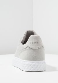 Szare płócienne tenisówki o teksturowanej powierzchni, biała gumowa podeszwa z diamentowym wzorem oraz wytłoczone logo "Esprit" na pięcie.