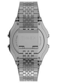 Montre-bracelet en acier inoxydable argenté, avec un bracelet texturé, un boîtier rectangulaire et le nom de la marque gravé au dos.