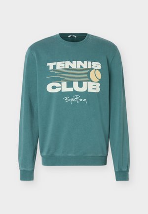 Türkiz hosszú ujjú pulóver a "TENNIS CLUB" felirattal, egy sárga teniszlabda grafikával és Björn Borg aláírással az elején.