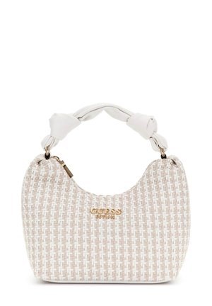 Petit sac à main blanc tissé avec une poignée en tissu torsadé et le logo Guess doré à l'avant.