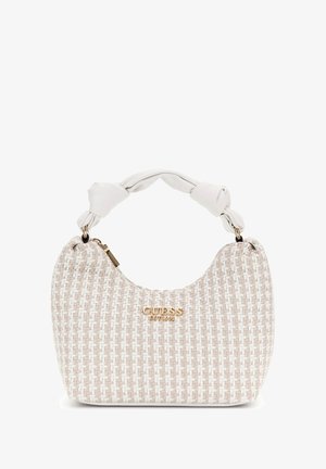 Petit sac à main blanc tissé avec une poignée en tissu torsadé et le logo Guess doré à l'avant.
