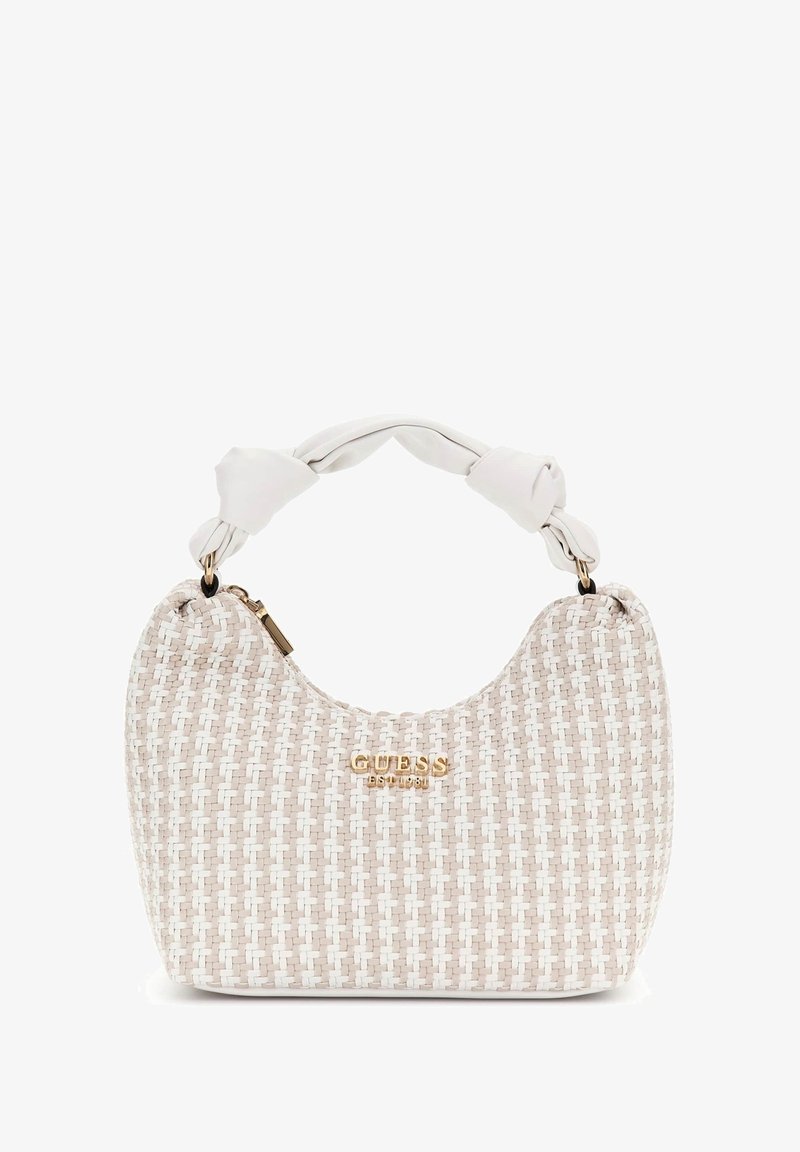 Petit sac à main blanc tissé avec une poignée en tissu torsadé et le logo Guess doré à l'avant.