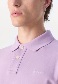 GANT CONTRAST RUGGER - Polo marškinėliai - orchid lilac