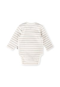 Langärmliger Baby-Body in Creme mit hellbeigen Streifen. Verfügt über einen runden Halsausschnitt und Druckknöpfe am Boden für einen einfachen Windelwechsel.