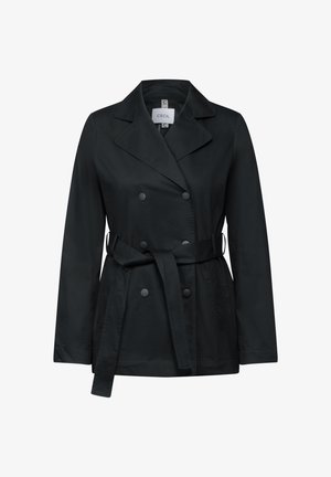 Manteau noir croisé en tissu lisse, doté d'un large col, d'une ceinture à la taille et d'accents de boutons.