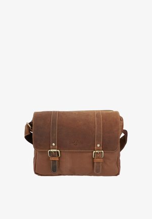 Brūnga ādas pasta soma ar diviem sprādzēm saturos un regulējamu plecu siksnu uz balta fona.