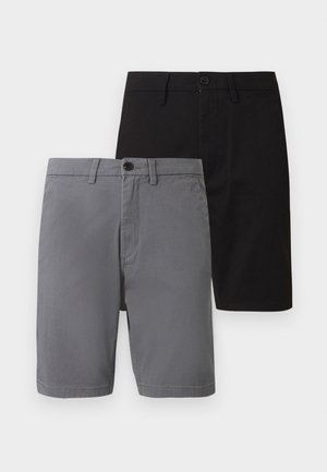 Δύο ζευγάρια ανδρικά casual σορτς, ένα γκρι και ένα μαύρο, και τα δύο με θηλιές για ζώνη, μπροστινά κουμπιά και φερμουάρ μπροστά.