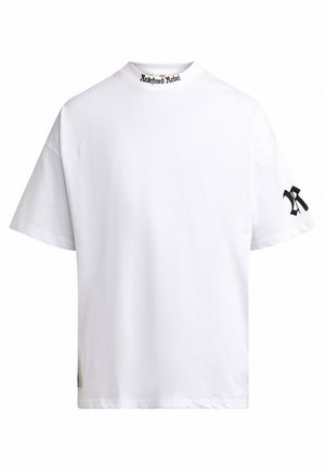 Camiseta de algodón blanca con un cuello alto, mangas cortas, y el logo negro "Redefined Rebel" en el cuello y una "R" estilizada en la manga.
