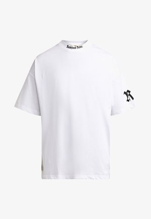 T-shirt en coton blanc avec un col montant, des manches courtes, et un logo noir "Redefined Rebel" sur le col ainsi qu'un "R" stylisé sur la manche.