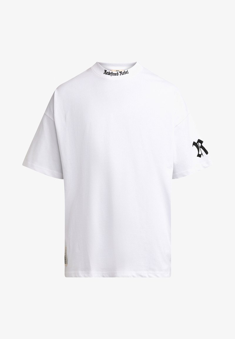 T-shirt in cotone bianco con collo alto, maniche corte e logo nero "Redefined Rebel" sul colletto e una "R" stilizzata sulla manica.