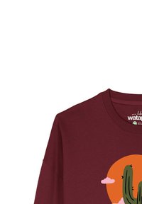 Bordeaux katoenen t-shirt met een grafische afbeelding van twee groene cactussen op een cirkelvormige oranje achtergrond met roze wolken. Korte mouwen en een ronde hals.