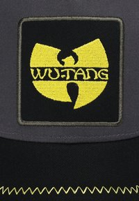 Crna i siva kapa s izvezenim žutim Wu-Tang logotipom na pravokutnoj oznaci, s cik-cak šavom duž vizira.