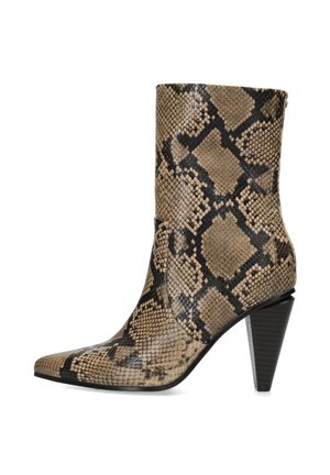 Knöchelhoher Stiefel mit spitzer Spitze, braun-schwarzem Schlangenledermuster und hohem schwarzem Absatz.