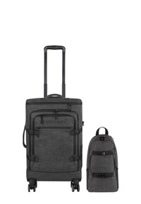 Zwei graue Stofftaschen: ein großer Koffer mit Rollen, ausziehbarem Griff und mehreren Taschen, sowie ein kleiner Rucksack mit verstellbaren Gurten.