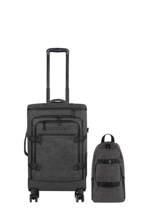 Zwei graue Stofftaschen: ein großer Koffer mit Rollen, ausziehbarem Griff und mehreren Taschen, sowie ein kleiner Rucksack mit verstellbaren Gurten.