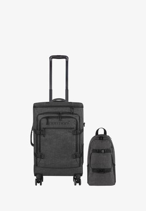 Zwei graue Stofftaschen: ein großer Koffer mit Rollen, ausziehbarem Griff und mehreren Taschen, sowie ein kleiner Rucksack mit verstellbaren Gurten.