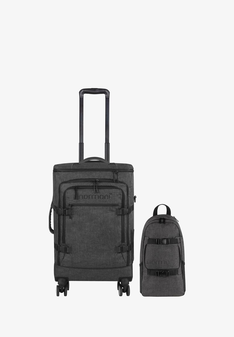 Zwei graue Stofftaschen: ein großer Koffer mit Rollen, ausziehbarem Griff und mehreren Taschen, sowie ein kleiner Rucksack mit verstellbaren Gurten.