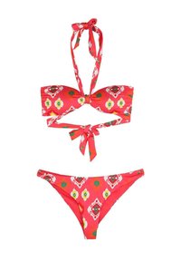 Czerwony bikini składający się z trójkątnego topu z wiązaniem na szyi oraz wzorzystych majtek. Tkanina zdobiona jest kwiatowymi i geometrycznymi motywami.
