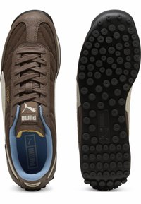 Smeđi nubuck i tekstilni tenisice s plavim oblogama, bijelim detaljima, gumeni đon s kružnim uzorkom i zatvorenim dizajnom.