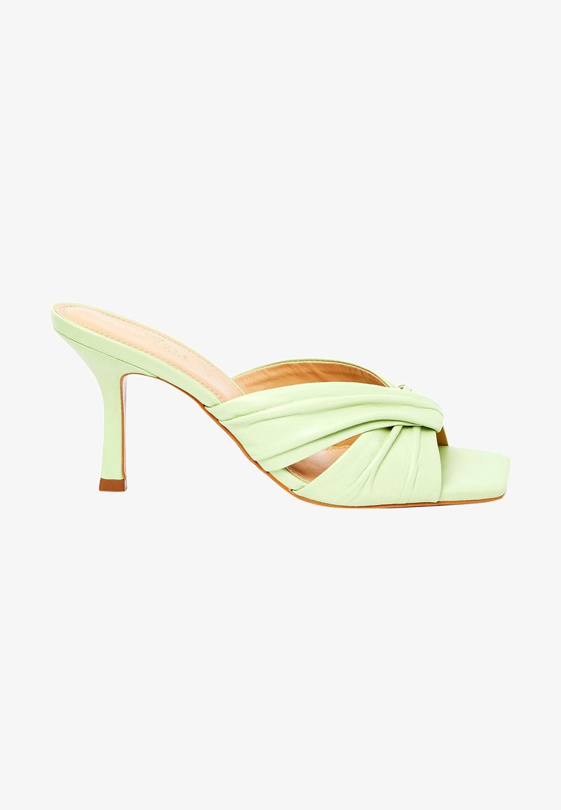 Mule en cuir vert clair avec brides nouées, bout ouvert et talon aiguille mince de hauteur moyenne sur une semelle beige.