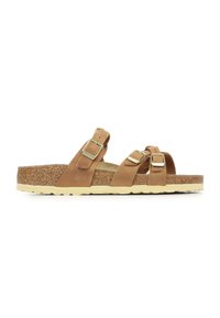 Sandales en daim beige avec trois sangles réglables et boucles métalliques, semelle intermédiaire en liège et semelle extérieure en caoutchouc texturé.