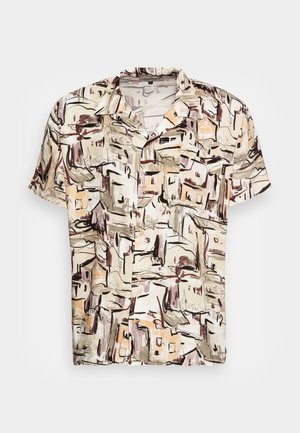 Kortærmet skjorte med knapper foran med abstrakt børstestrøgsmønster i beige, brun og creme og med en camp-krave, lagt fladt.
