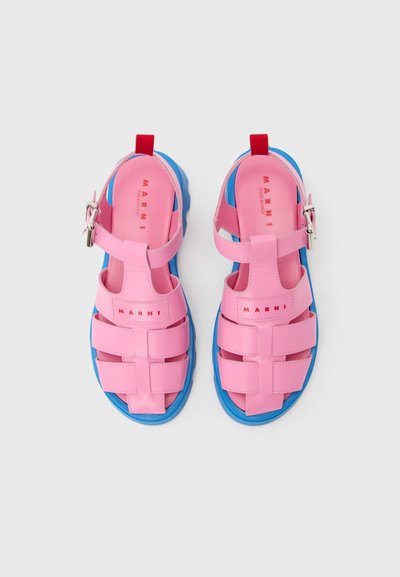 Ροζ δερμάτινα σανδάλια με μπλε σόλες, κόκκινες ταινίες τραβήγματος, ασημένιες αγκράφες, ανοιχτό δάχτυλο και πίσω λουράκι, με ετικέτα Marni, κατασκευασμένα στην Ιταλία.