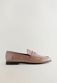 Brauner Lackleder Slipper mit abgerundetem Zehenbereich, dekorativer Naht und erhöhtem Vorderteil. Verfügt über einen niedrigen schwarzen Gummihacken.