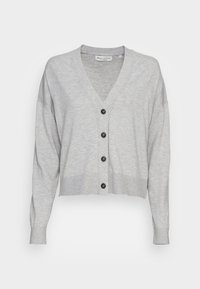 Grauer, kurz geschnittener Cardigan mit V-Ausschnitt, langen Ärmeln und fünf schwarzen Knöpfen auf der Vorderseite. Weicher, strukturiert Stoff mit geripptem Saum.